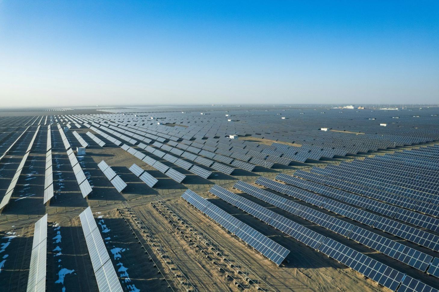 Wasserkraftwerk Turbinenhalle mit modernen Generatoren