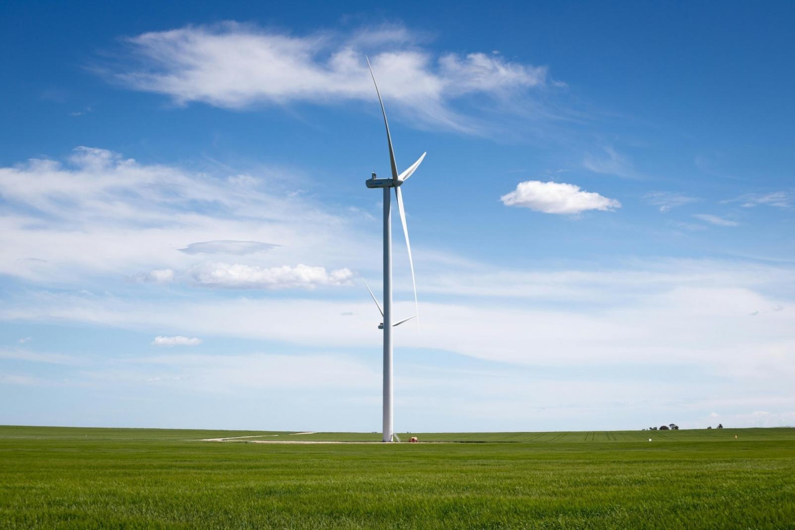 Moderne Wasserkrafttechnologie mit Turbinen und Steuerungssystemen