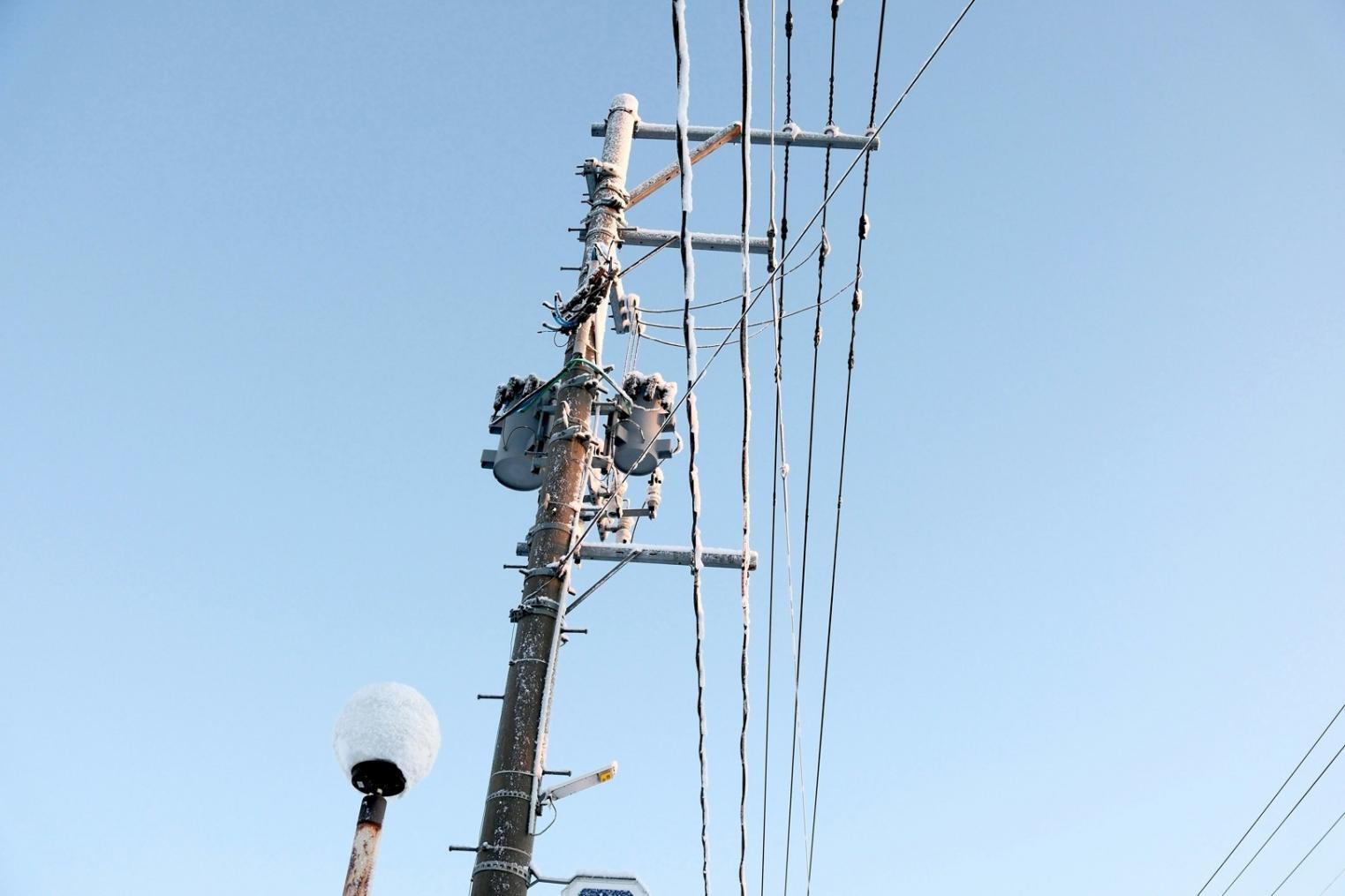 Moderne Wasserkraftanlage während eines Online-Kurses